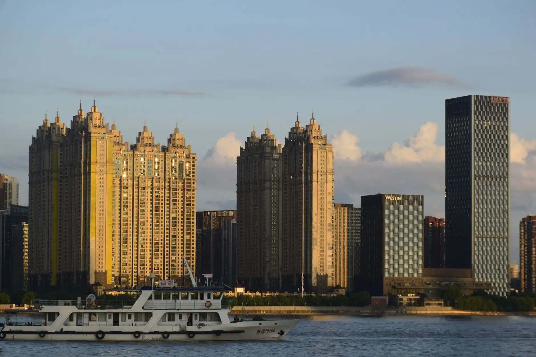 安防监控场景下滤光片与棱镜的关键技术指标对比分析