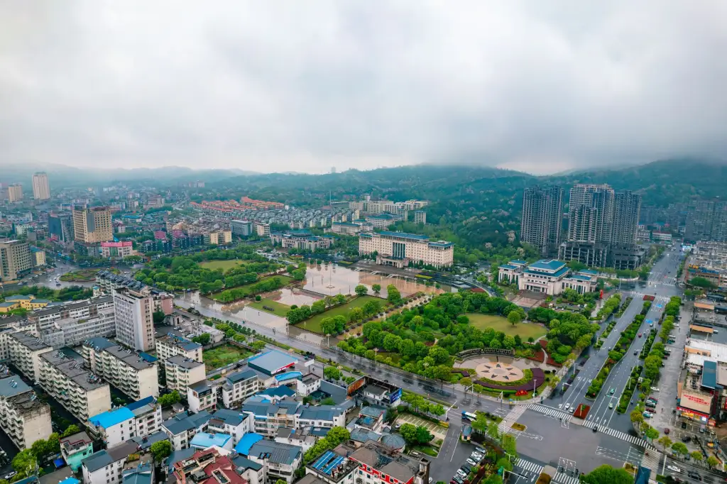 光学镜片与棱镜加工精度对比：欧联光学工艺标准详解